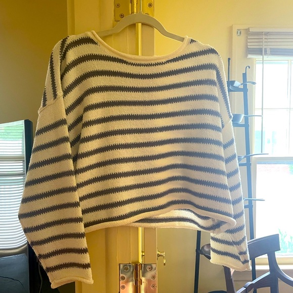 White and gray cropped sweater - Picture 3 of 8